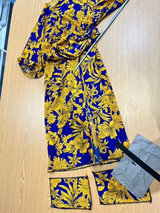 Ajuste de vestidos de fiesta y novia en taller de costura de Can Baró, Barcelona
