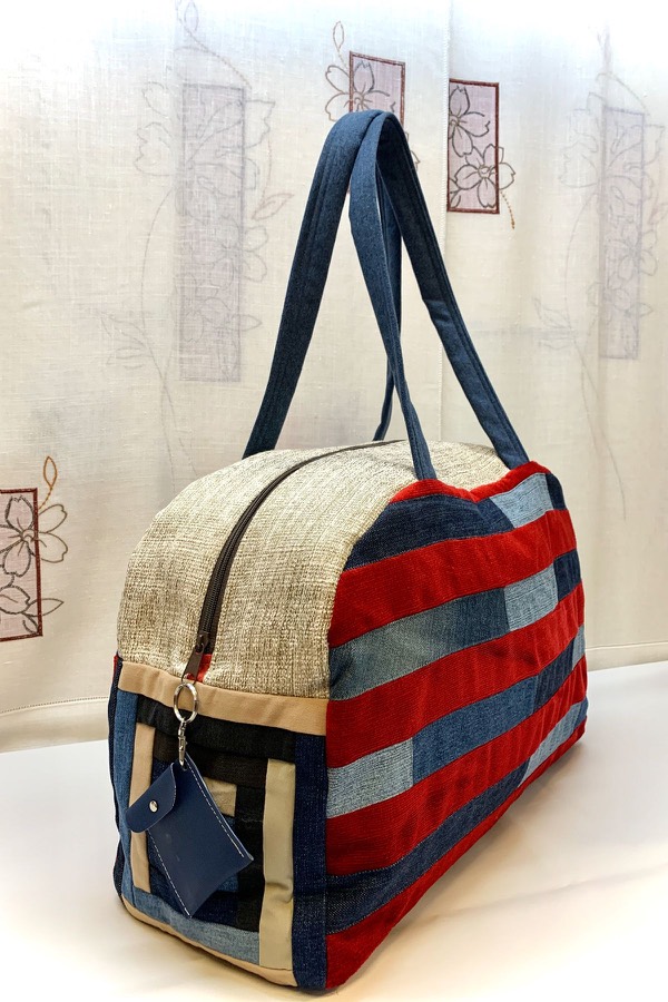 Bolsa de viaje artesanal de patchwork vaquero y rojo, tela reciclada, upcycling en Barcelona