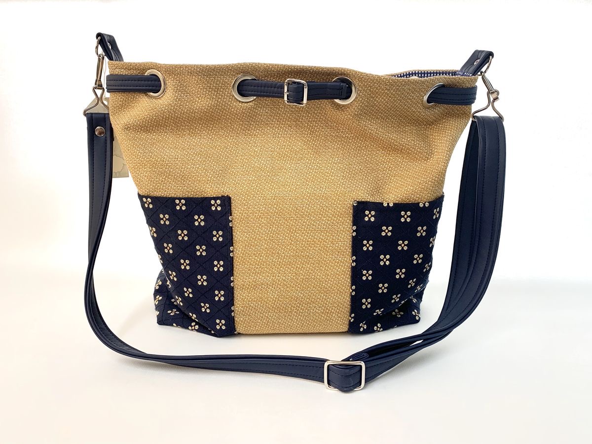 Bolso saco artesanal mostaza y azul marino hecho a mano en nuestro taller de costura de Can Baró, Barcelona