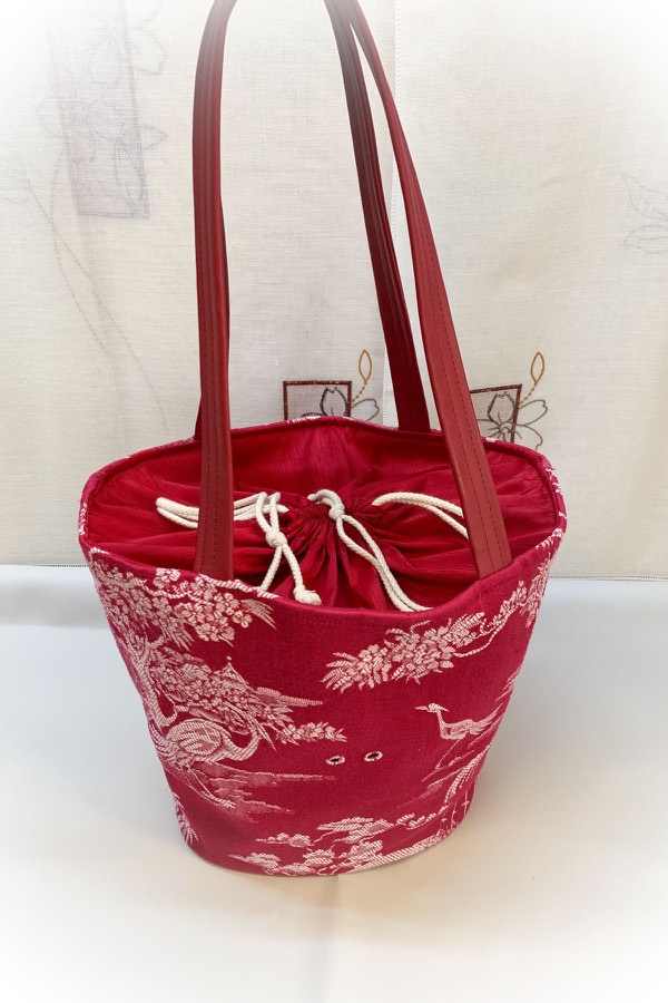Bolso saco artesanal de tela toile roja con cordón, cosido a mano en Barcelona