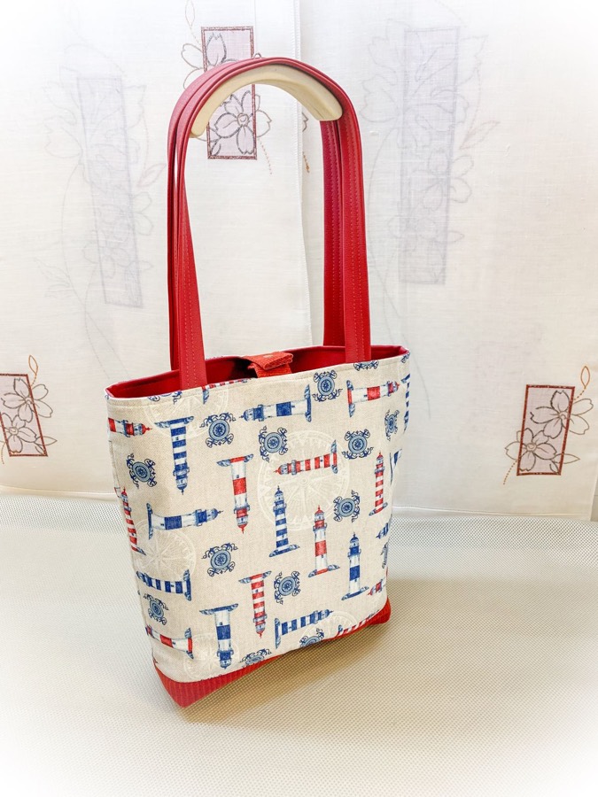Bolso tote marinero con estampado de faros y asas rojas, cosido a mano en Barcelona