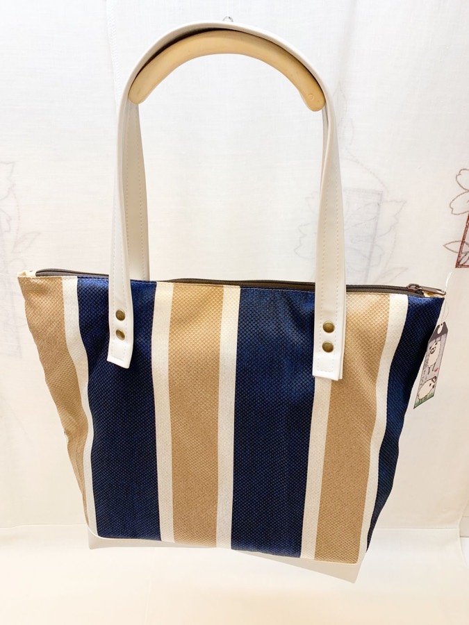 Bolso tote artesanal de rayas azul marino y beige con asas blancas, hecho a mano en Barcelona