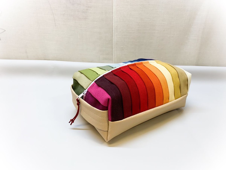 Neceser patchwork arcoíris de lona cosido a mano, complemento artesanal de Cose Q' Cose Barcelona